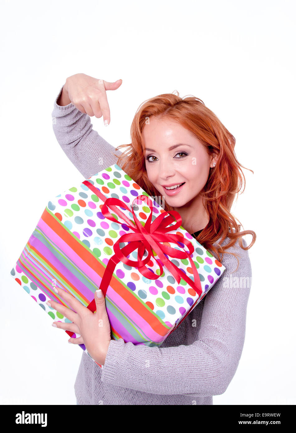 Woman holding gift box on white background Banque D'Images