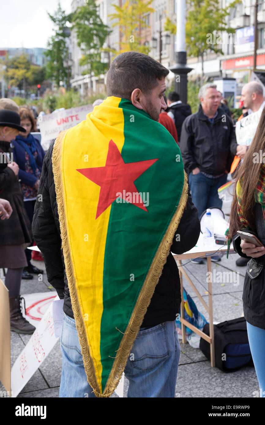 Nottingham, Royaume-Uni. 1er novembre 2014. Un Anti-ISIS manifestation a eu lieu cet après-midi sur la place du vieux marché de Nottingham, par la communauté kurde, ils demandent que l'ISIS de Kobane et à l'appui de combattants kurdes .Un turc a dû être amené à l'écart de sa propre sécurité qu'il a confronté les hommes kurdes, la police ont été dépassés en nombre, mais en apportant l'escarmouche sous contrôle . Credit : IFIMAGE/Alamy Live News Banque D'Images