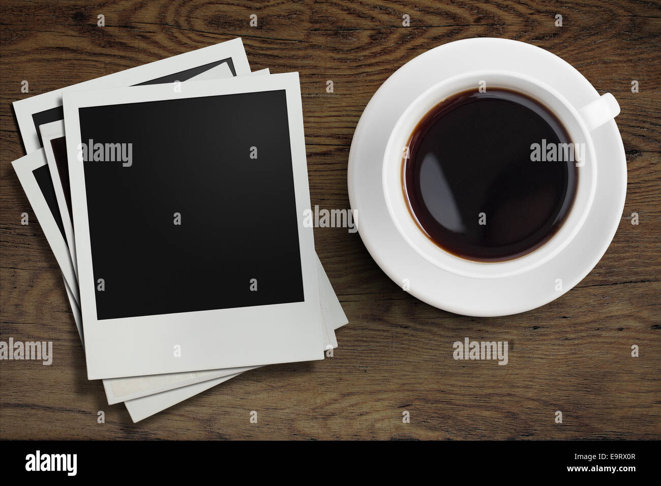 Tasse à café et cadres photo Polaroid sur Vue de dessus de table en bois Banque D'Images