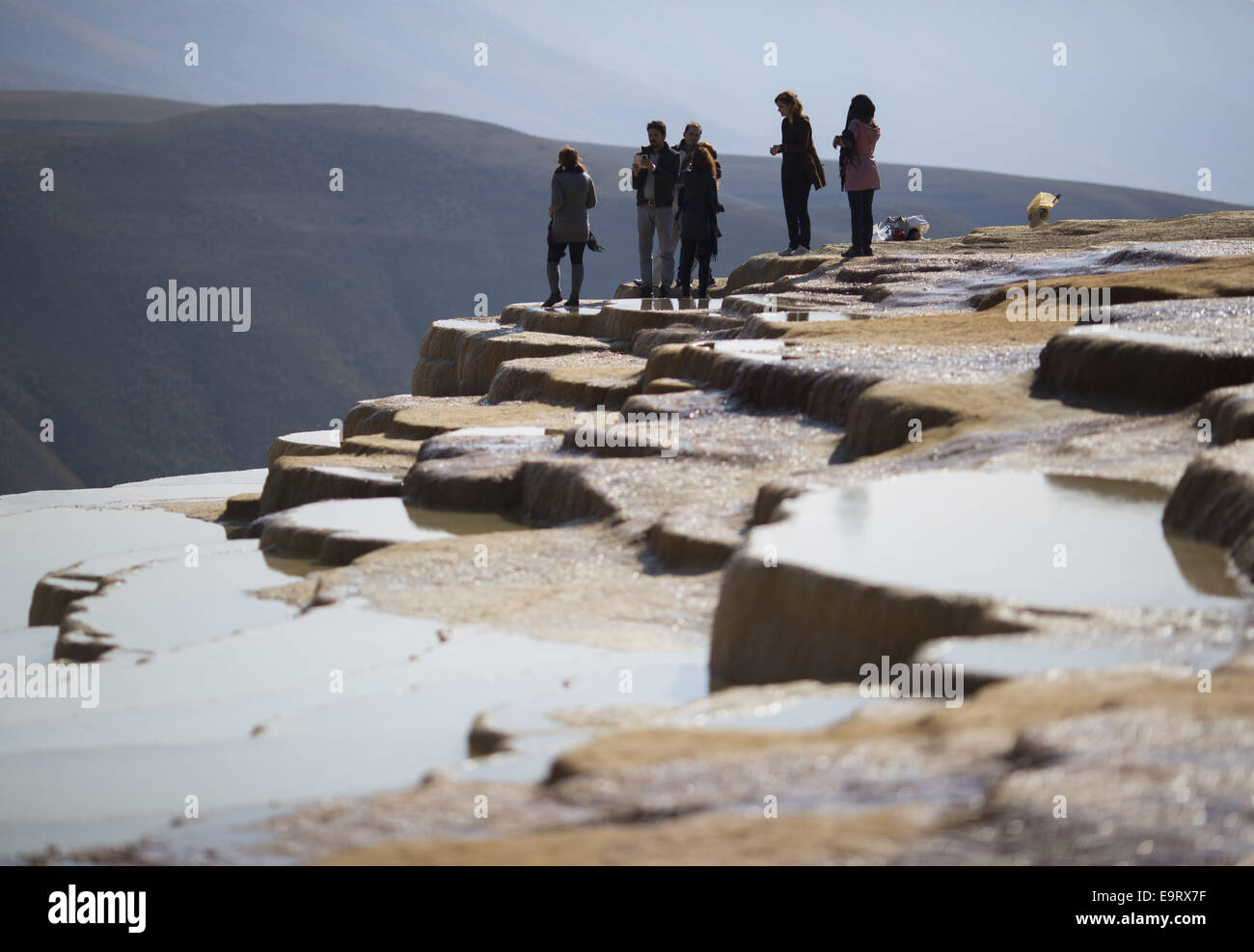 31 octobre 2014 - Badab-e Iran, Surt - Octobre 31, 2014 - Badab-e Surt, Iran - les Iraniens se tenir sur l'Badab-e (Surt Surt gazés du site naturel de l'eau) 183km (114 milles) au nord-est de l'Iran, au cours d'une semaine calendrier iranien. Morteza Nikoubazl/ZUMAPRESS Morteza Nikoubazl © ZUMA/wire/Alamy Live News Banque D'Images