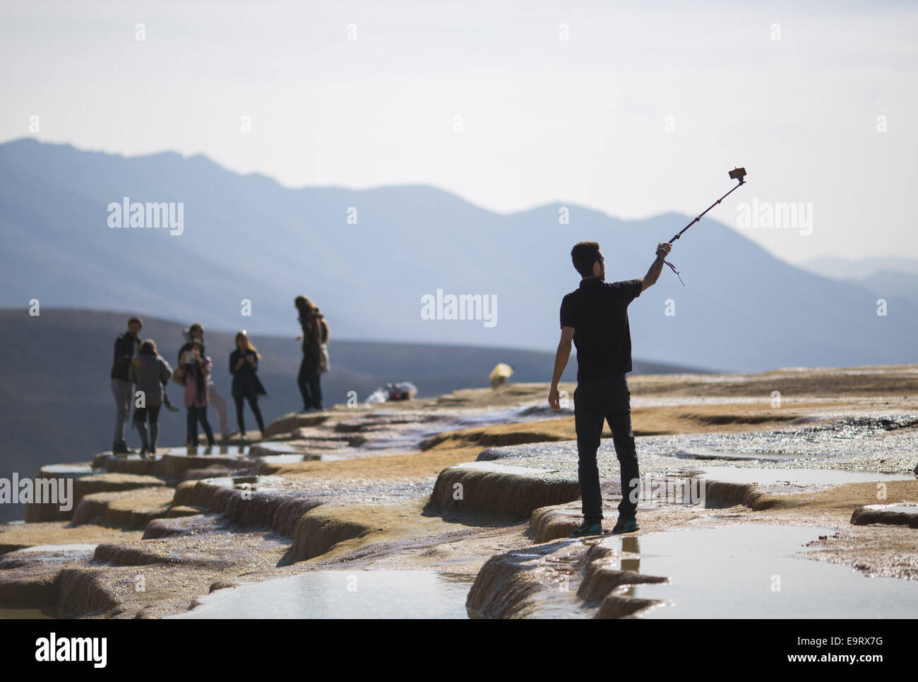 31 octobre 2014 - Badab-e Iran, Surt - Octobre 31, 2014 - Badab-e Surt, Iran - un Iranien prend une tout en visitant des selfies Badab-e (Surt Surt gazés du site naturel de l'eau) 183km (114 milles) au nord-est de l'Iran, au cours d'une semaine calendrier iranien. Morteza Nikoubazl/ZUMAPRESS Morteza Nikoubazl © ZUMA/wire/Alamy Live News Banque D'Images