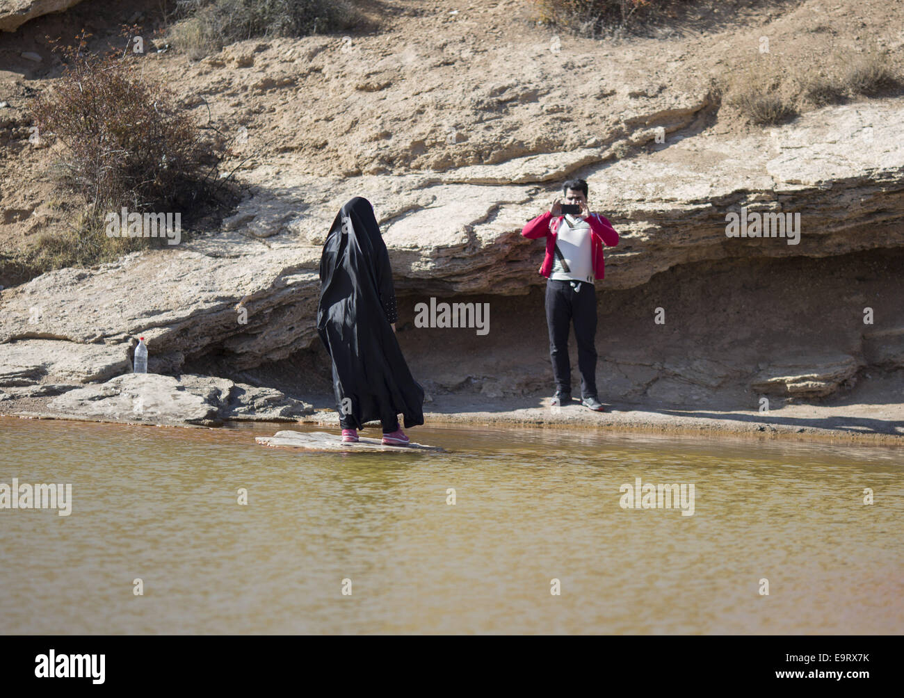 31 octobre 2014 - Badab-e Iran, Surt - Octobre 31, 2014 - Badab-e Surt, Iran - un Iranien prend photo de son épouse voilée lors d'une visite de l'e-Badab (Surt Surt gazés du site naturel de l'eau) 183km (114 milles) au nord-est de l'Iran, au cours d'une semaine calendrier iranien. Morteza Nikoubazl/ZUMAPRESS Morteza Nikoubazl © ZUMA/wire/Alamy Live News Banque D'Images