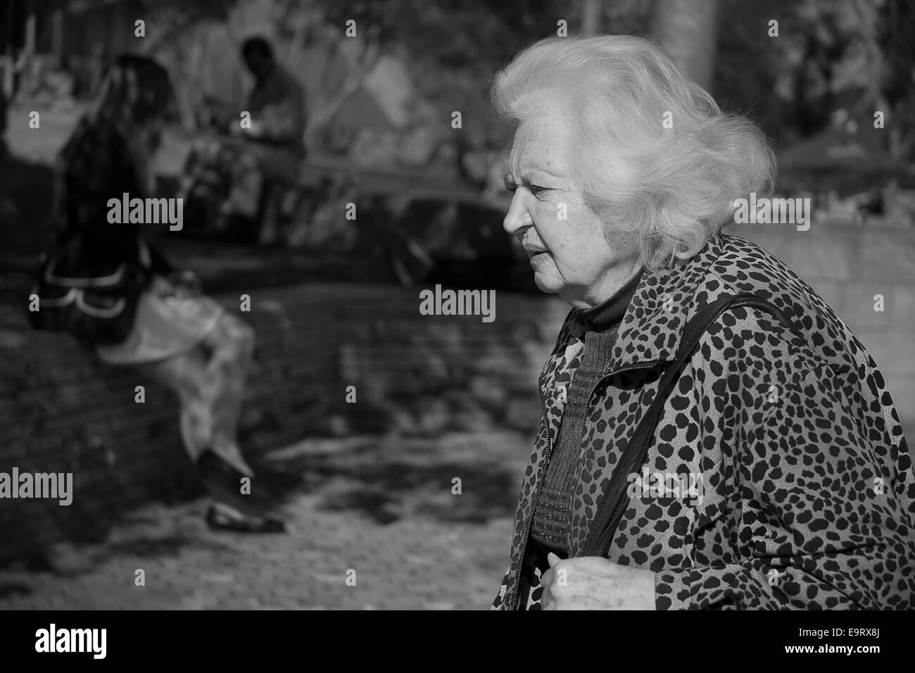 Fronçant Elderly Woman Walking Banque D'Images