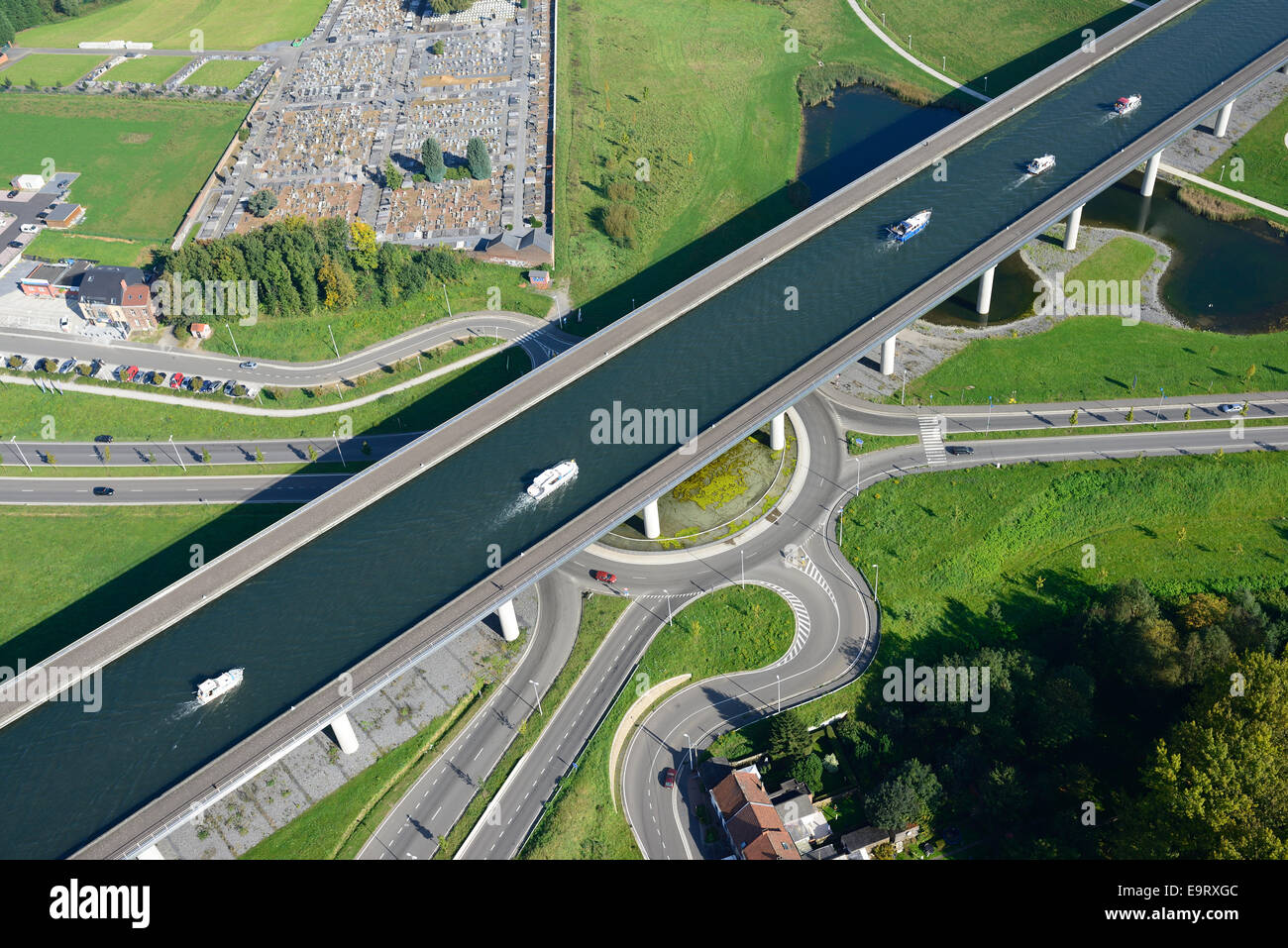 VUE AÉRIENNE.Pont SART Canal.La Louvière, province de Hainaut, Wallonie, Belgique. Banque D'Images