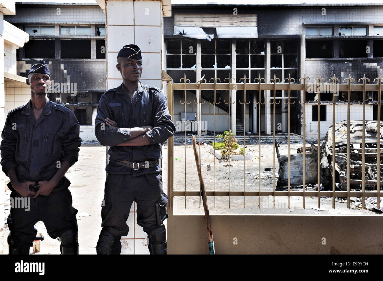 Burkina Faso - Les troubles politiques une photo prise le 1 novembre 2014 montre deux soldats à l'extérieur du bâtiment du Parlement Nationale AssemblŽe) à Ouagadougou deux jours après qu'il fut pris d'assaut par des manifestants en tant que législateurs disposés à voter pour que le Président Blaise Compaoré -- qui a pris le pouvoir dans un coup d'État 1987 -- pour participer aux élections en 2015. Banque D'Images