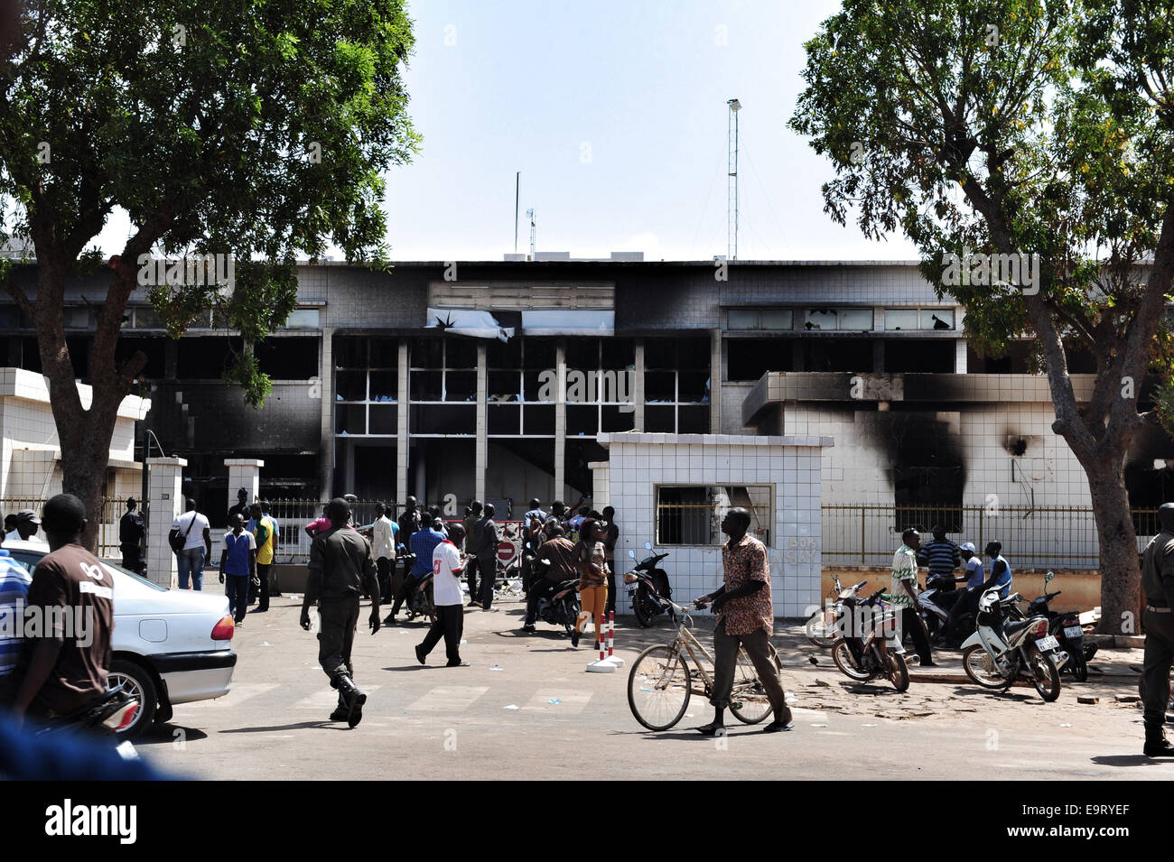 Ouagadougou, Burkina Faso. 1er novembre 2014. Burkina Faso - L'instabilité politique montre l'AssemblŽe Nationale (Parlement Buliding) à Ouagadougou au Burkina Faso, deux jours après il a été pris d'assaut par des manifestants en tant que législateurs disposés à voter pour que le Président Blaise Compaoré -- qui a pris le pouvoir dans un coup d'État 1987 -- pour participer aux élections en 2015. Crédit : Alain Fontaine/Alamy Live News Banque D'Images