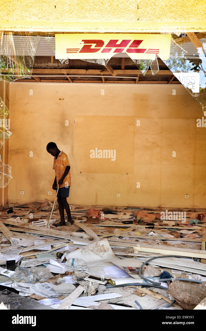 Ouagadougou, Burkina Faso. 1er novembre 2014. Burkina Faso - Les troubles politiques montre un magasin pillé dans le centre de Ouagadougou, deux jours après qu'il a été saccagé par des manifestants en tant que législateurs disposés à voter pour que le Président Blaise Compaoré -- qui a pris le pouvoir dans un coup d'État 1987 -- pour participer aux élections en 2015. Crédit : Alain Fontaine/Alamy Live News Banque D'Images