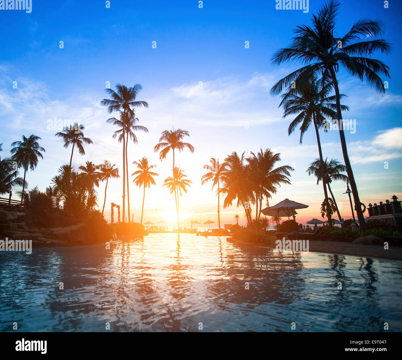 Amazing lever du soleil sur une plage tropicale. Banque D'Images