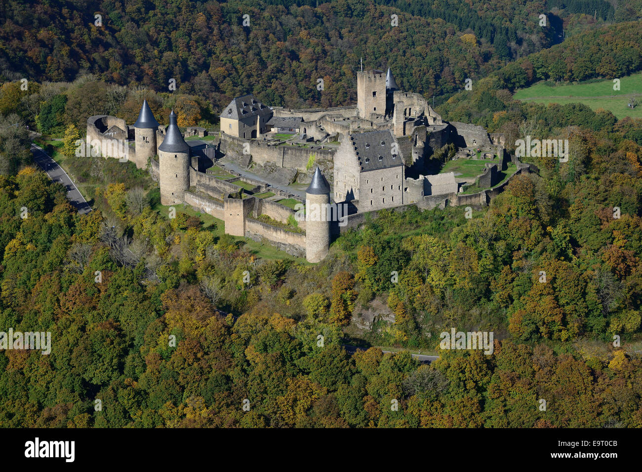 VUE AÉRIENNE.Château de Bourscheid.District de Diekirch, Luxembourg. Banque D'Images VUE AÉRIENNE.Château de Bourscheid.District de Diekirch, Luxembourg. Banque D'Images