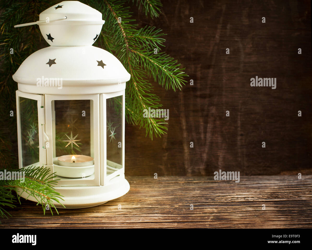 Carte de Noël avec une bougie et de sapin. Selective focus Banque D'Images