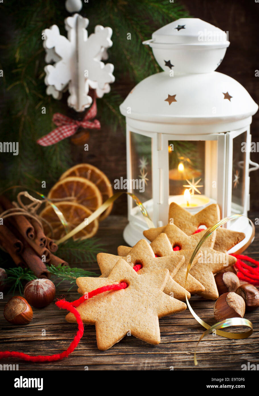 Composition de Noël au pain d'épices et bougie Banque D'Images