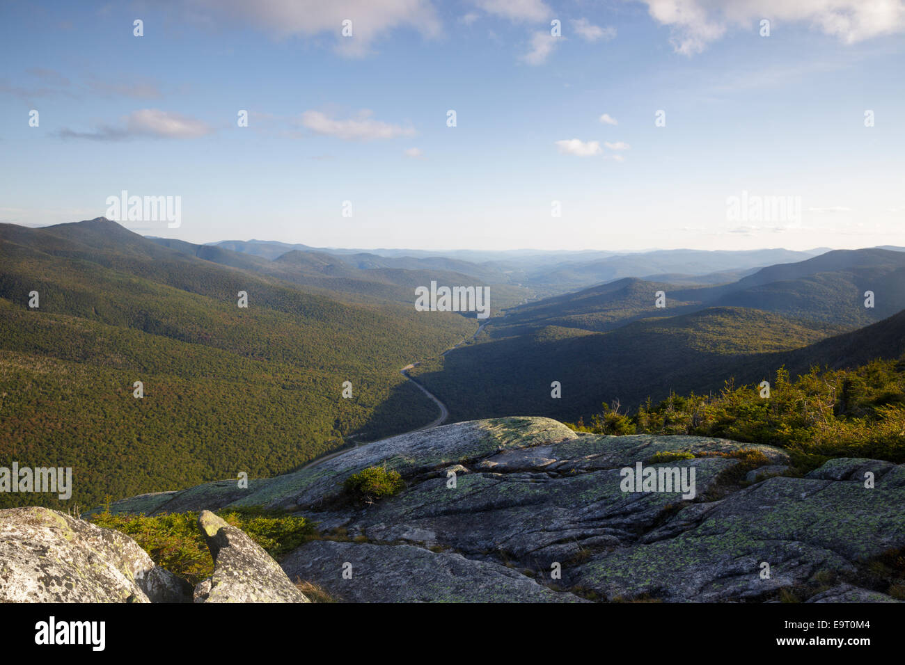 Vue panoramique le long du sentier de la crête de Kinsman dans Franconia Notch State Park des Montagnes Blanches du New Hampshire, USA au cours de la su Banque D'Images