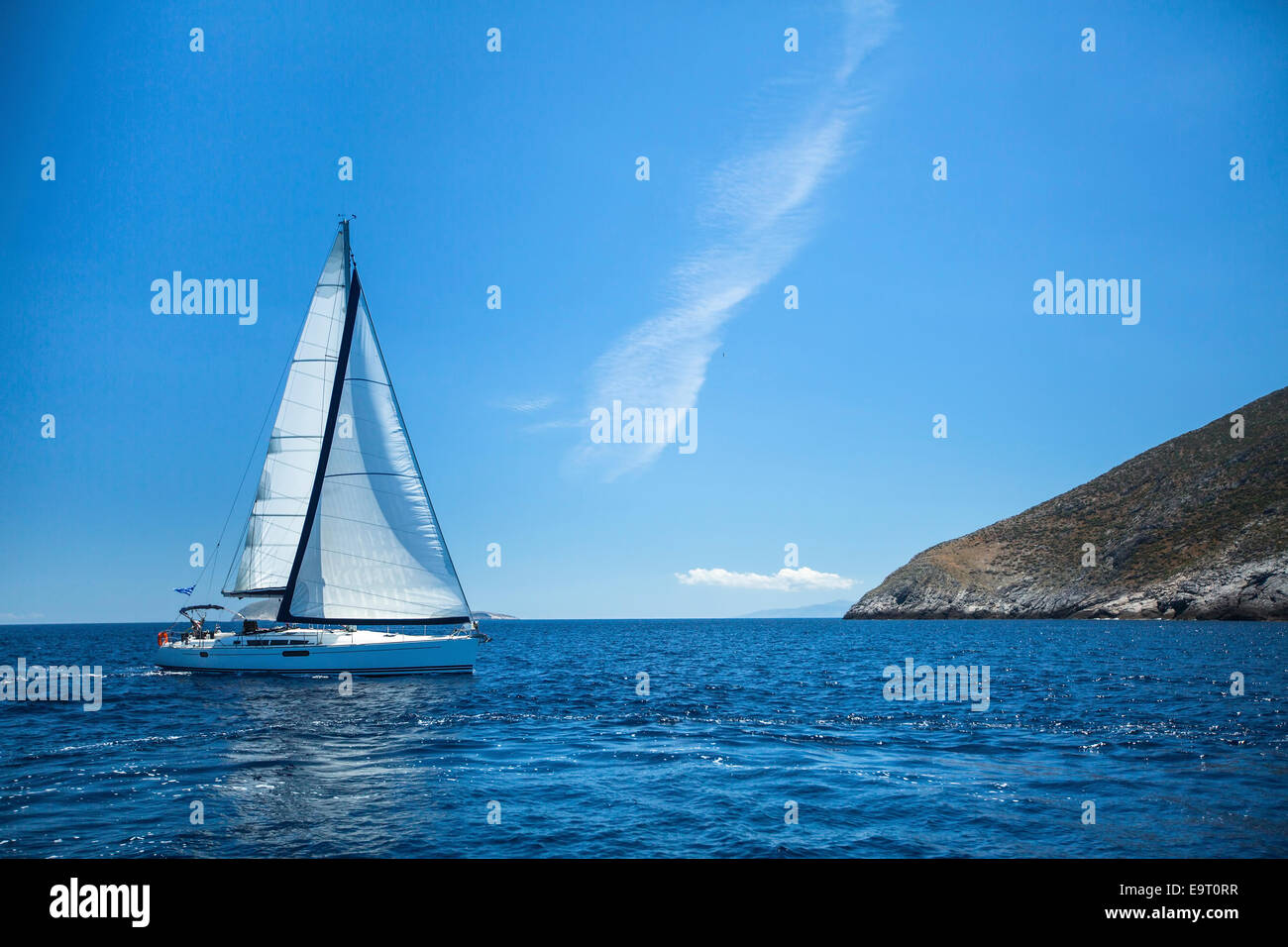 Voilier dans la mer calme. La voile. Yachts de luxe. Banque D'Images