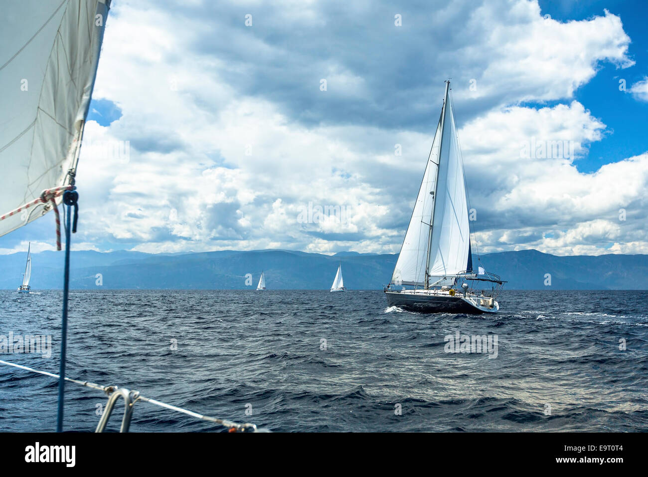Bateau à voile yachts avec voiles blanches en mer par gros temps. Banque D'Images