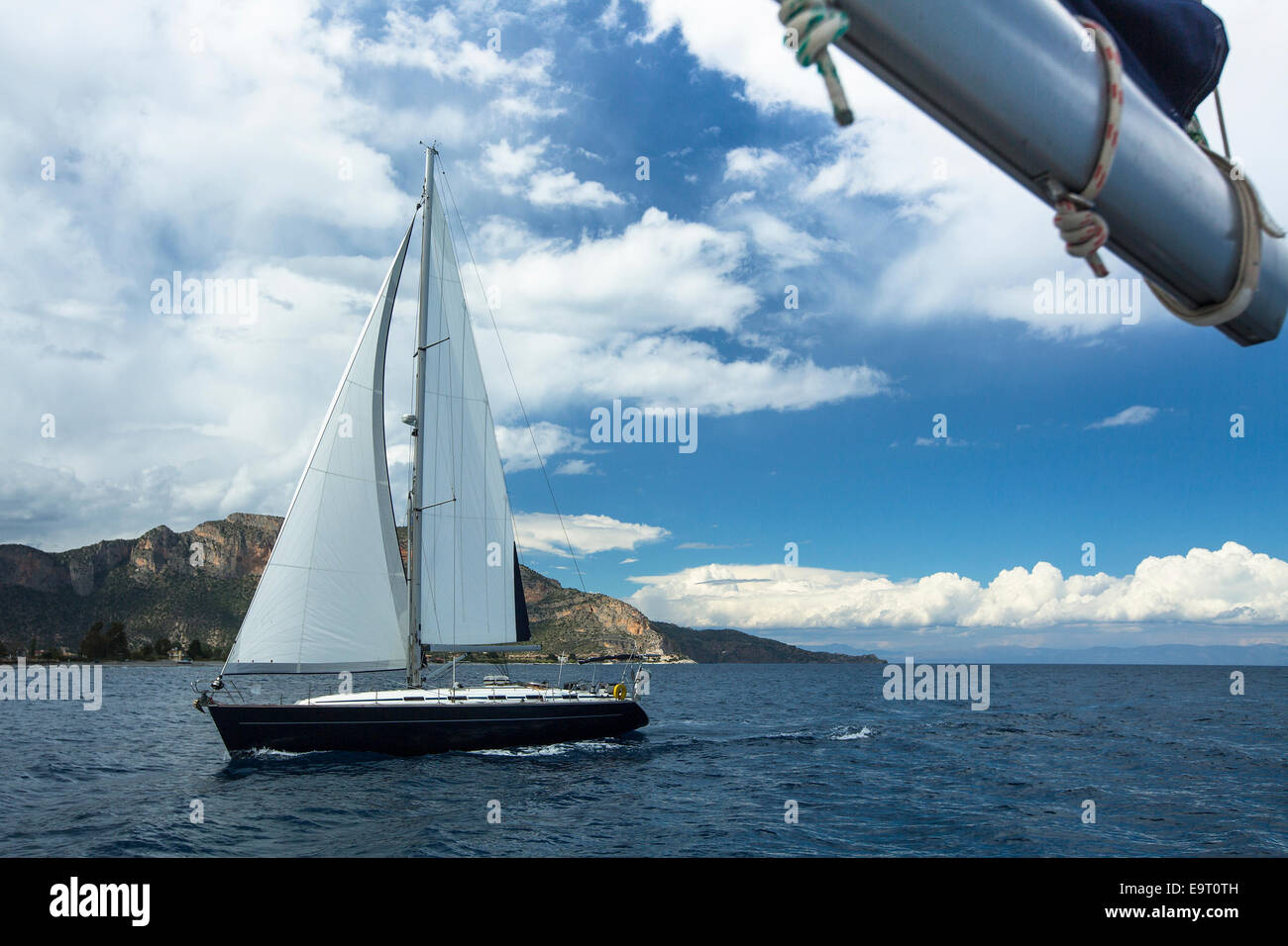 Bateau à voile dans la mer Egée. Compétitions de voile. Banque D'Images