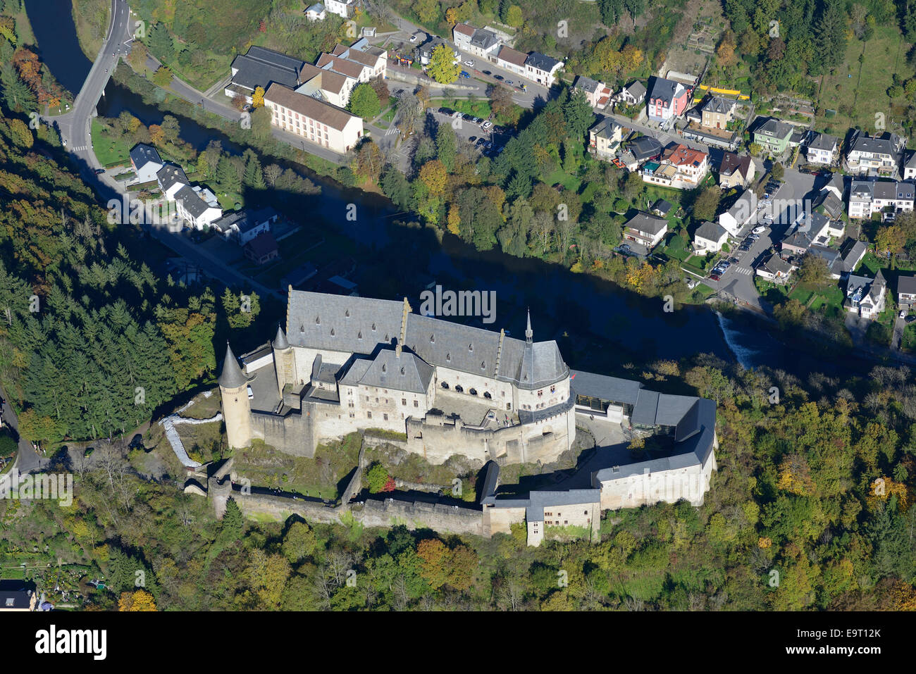 VUE AÉRIENNE.Château de Vianden surplombant la rivière Our.District de Diekirch, Luxembourg. Banque D'Images