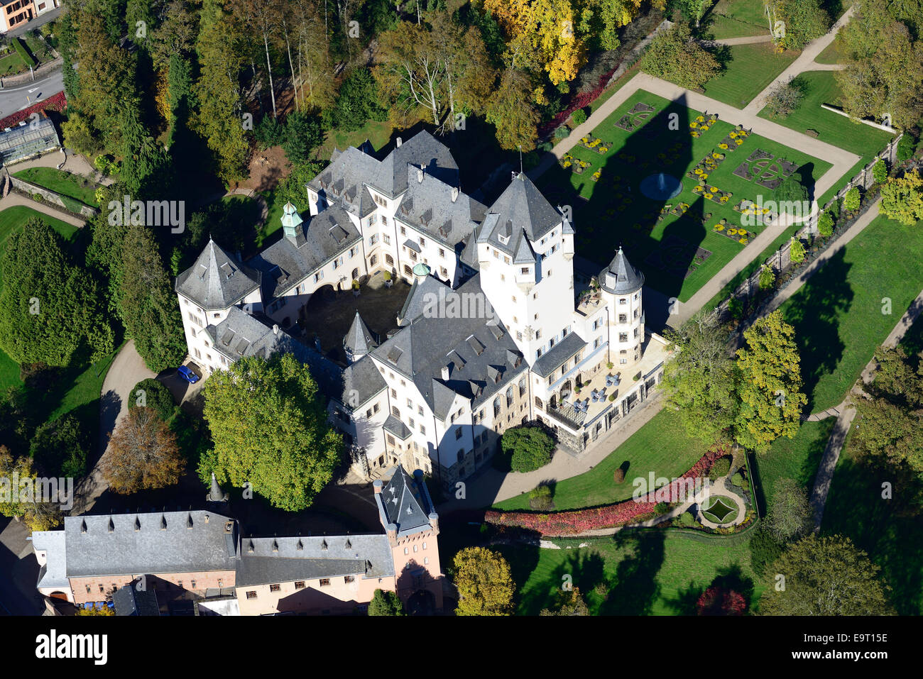 VUE AÉRIENNE.Château de Berg à l'automne.Colmar-Berg, Luxembourg District, Luxembourg. Banque D'Images