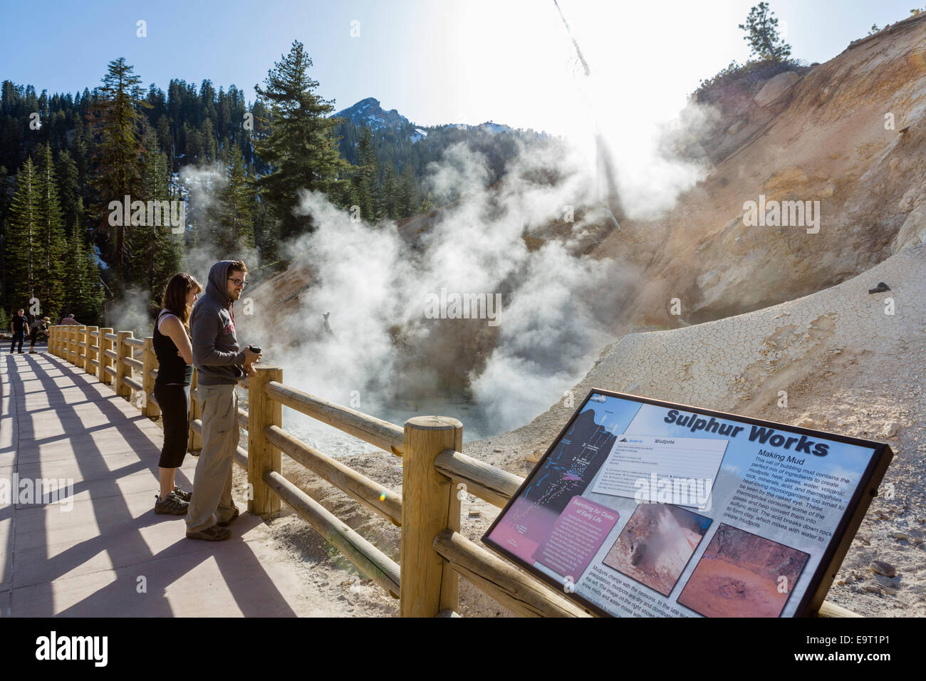 Mudpot à la zone géothermique fonctionne de soufre, Lassen Volcanic National Park, Cascades, dans le Nord de la Californie, USA Banque D'Images