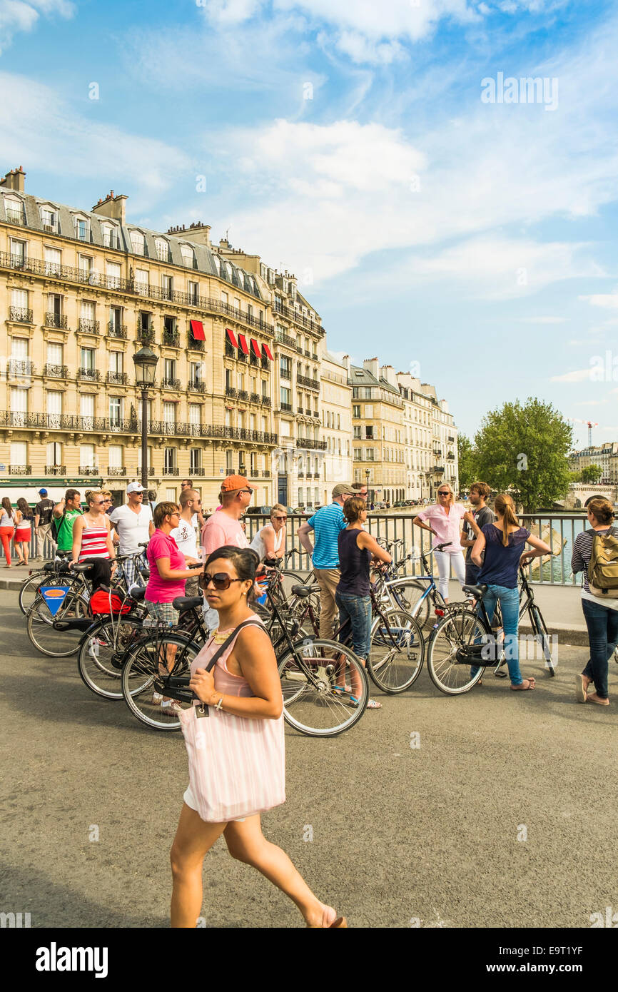 Groupe de touristes lors d'une visite guidée de Paris à vélo, Paris, ile de france, france Banque D'Images Groupe de touristes lors d'une visite guidée de Paris à vélo, Paris, ile de france, france Banque D'Images