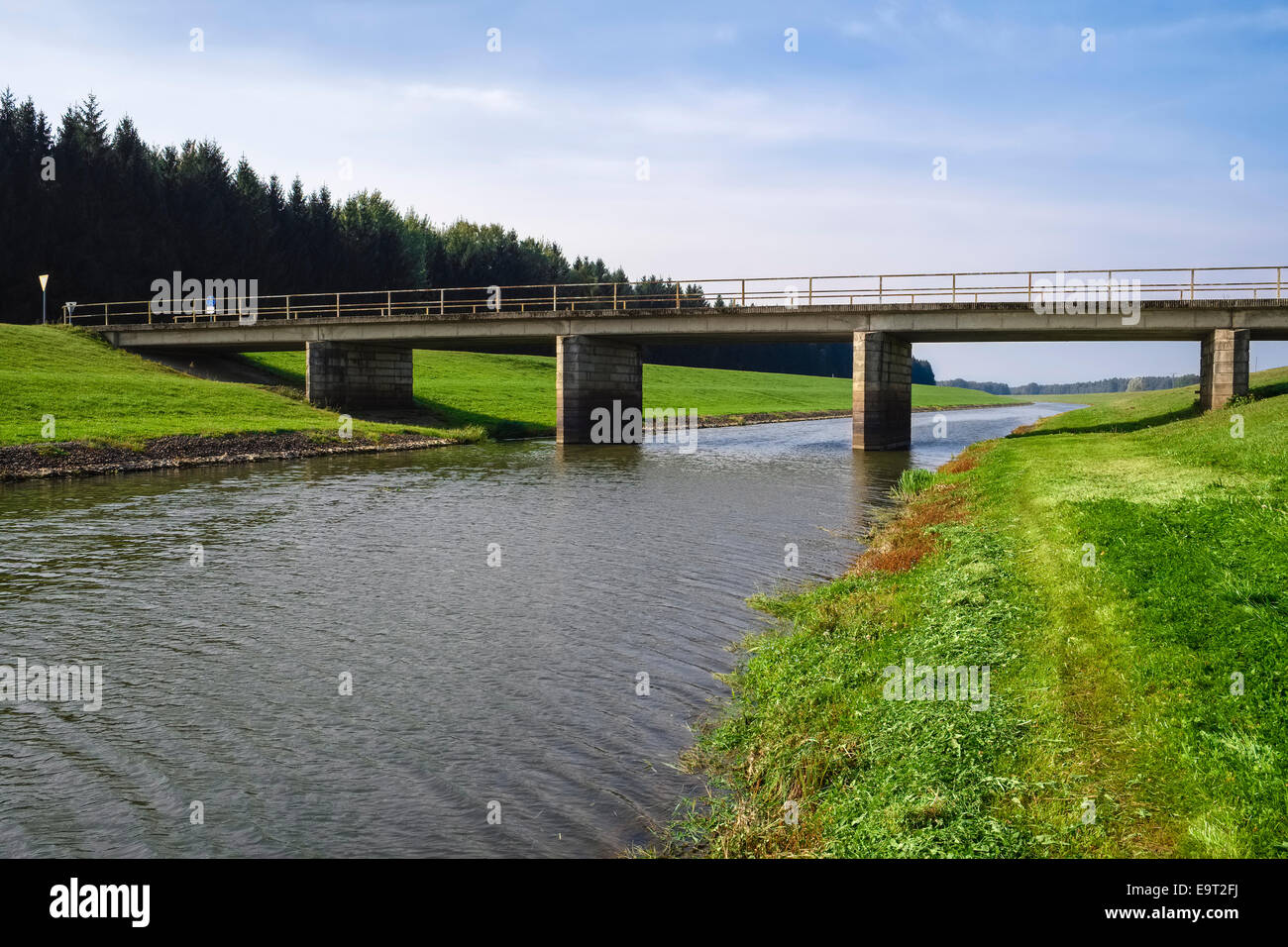 Pont sur River Löcknitz près de Dömitz, Mecklembourg-Poméranie-Occidentale, Allemagne Banque D'Images