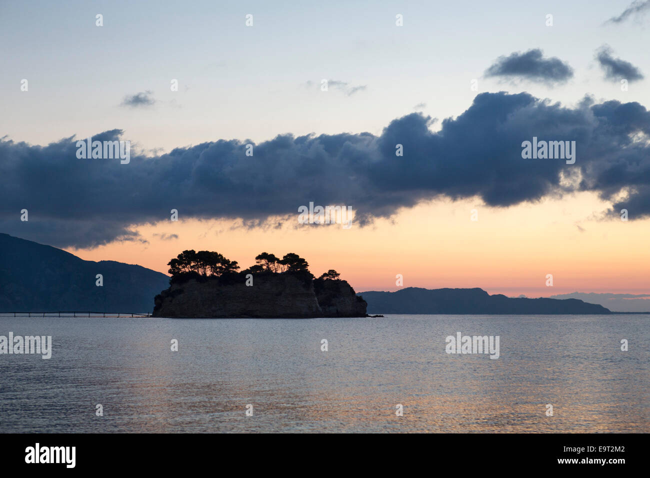 Lever du soleil à Agios Sostis sur l'île de Zante en Grèce, avec une vue sur l'île de caméo dans l'avant-plan Banque D'Images