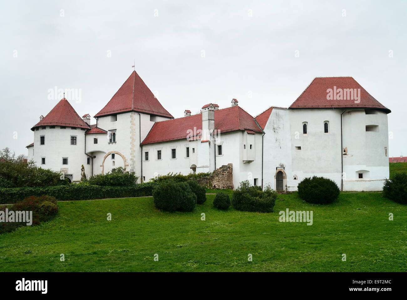 Vieux château blanc (Stari Grad) à Varazdin (Hongrois : Varasd), Croatie. Banque D'Images
