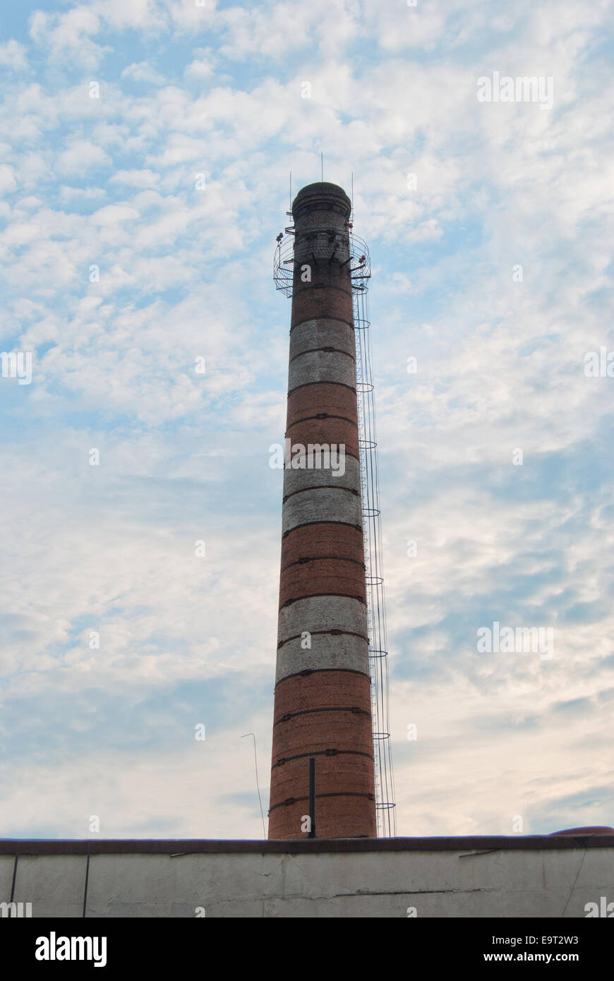 Ancienne cheminée en brique industrielle sans fumée, on blue sky Banque D'Images
