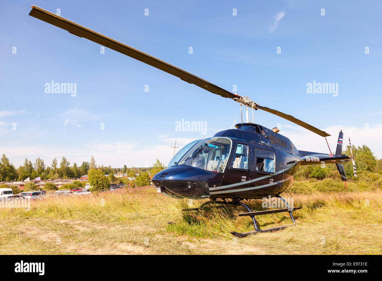Hélicoptère Bell Jet Ranger III sur la compétition de motocross Banque D'Images