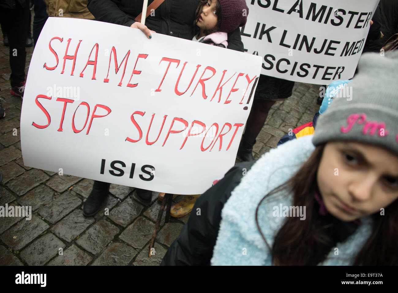 Oslo, Norvège. 06Th Nov, 2014. Un panneau indique 'honte de la Turquie, de cesser de soutenir ISIS' comme les réfugiés kurdes et leurs partisans d'Oslo inondation Youngstorget Plaza dans le cadre de rassemblements à l'échelle mondiale en solidarité avec la ville syrienne assiégée de Kobani que est devenu le centre de la guerre soutenu par l'Occident contre l'Etat islamique d'insurgés, le 1 novembre 2014. Credit : Ryan Rodrick Beiler/Alamy Live News Banque D'Images