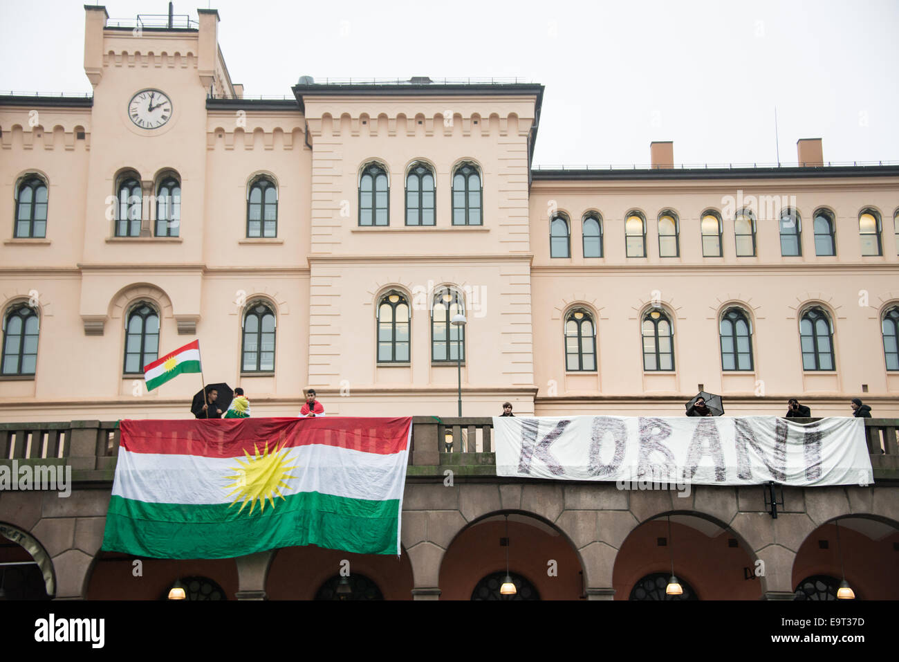 Oslo, Norvège. 06Th Nov, 2014. Une bannière sur Oslo's Youngstorget plaza indique 'Kobani' dans le cadre de rassemblements à l'échelle mondiale en solidarité avec la ville assiégée syrien kurde qui est devenu le centre de la guerre soutenu par l'Occident contre l'Etat islamique d'insurgés, le 1 novembre 2014. Credit : Ryan Rodrick Beiler/Alamy Live News Banque D'Images