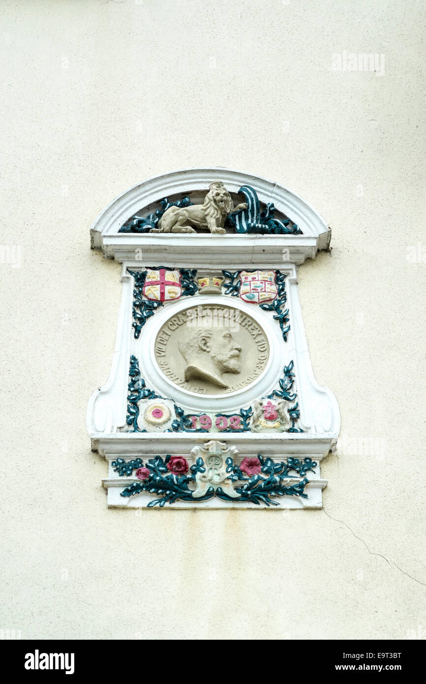 Décorées disposent d''en commémorant le roi Édouard VII montrant les rois dispose dans le profil sur le côté d'une maison édouardienne Banque D'Images