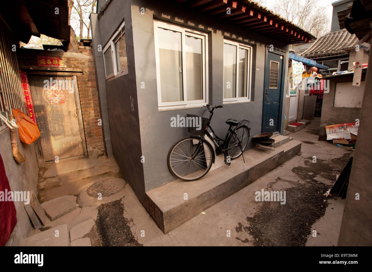 Un vélo dans une ruelle étroite, hutong, Beijing, Chine Banque D'Images