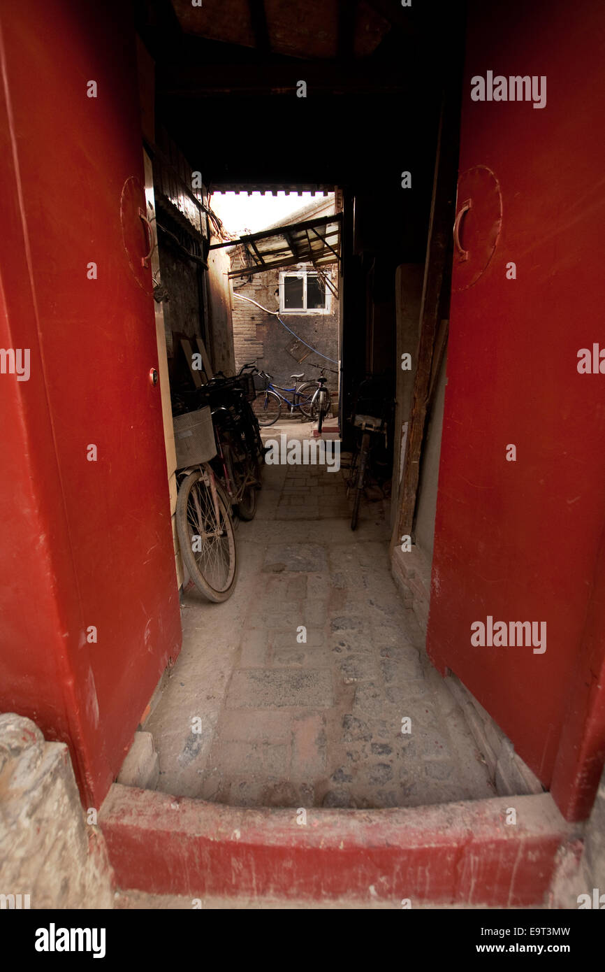 Les vélos garés dans une ruelle étroite, hutong, Beijing, Chine Banque D'Images