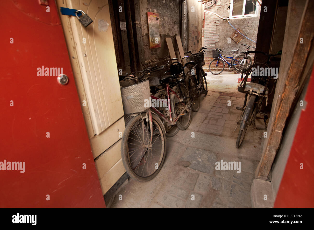 Les vélos garés dans une ruelle étroite, hutong, Beijing, Chine Banque D'Images