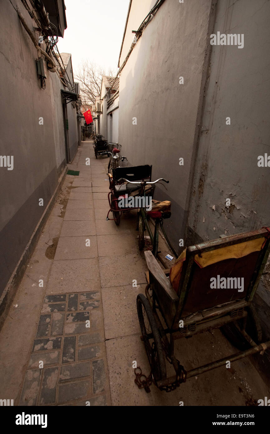 Les pousse-pousse garé dans une ruelle étroite, hutong, Beijing, Chine Banque D'Images