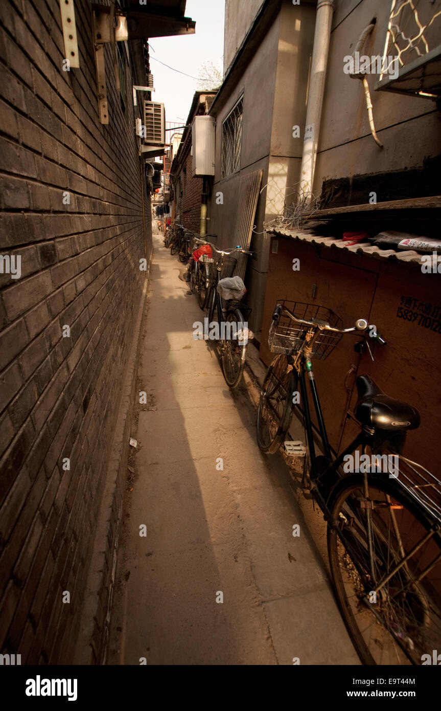 Les vélos garés dans une ruelle étroite dans le hutong, Beijing, Chine Banque D'Images