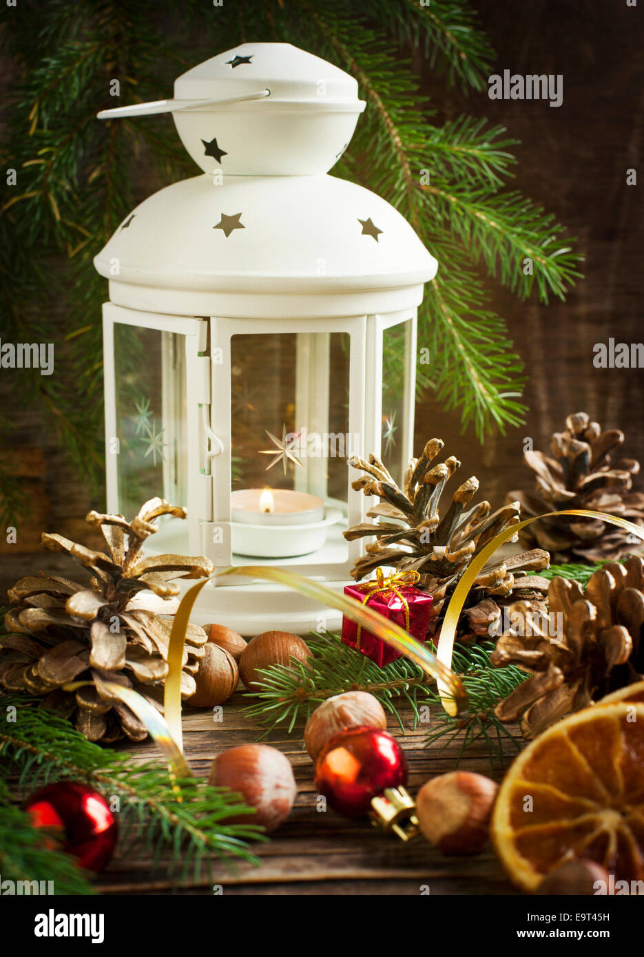 Composition de Noël avec une bougie et des pommes de pin. Image tonique Banque D'Images
