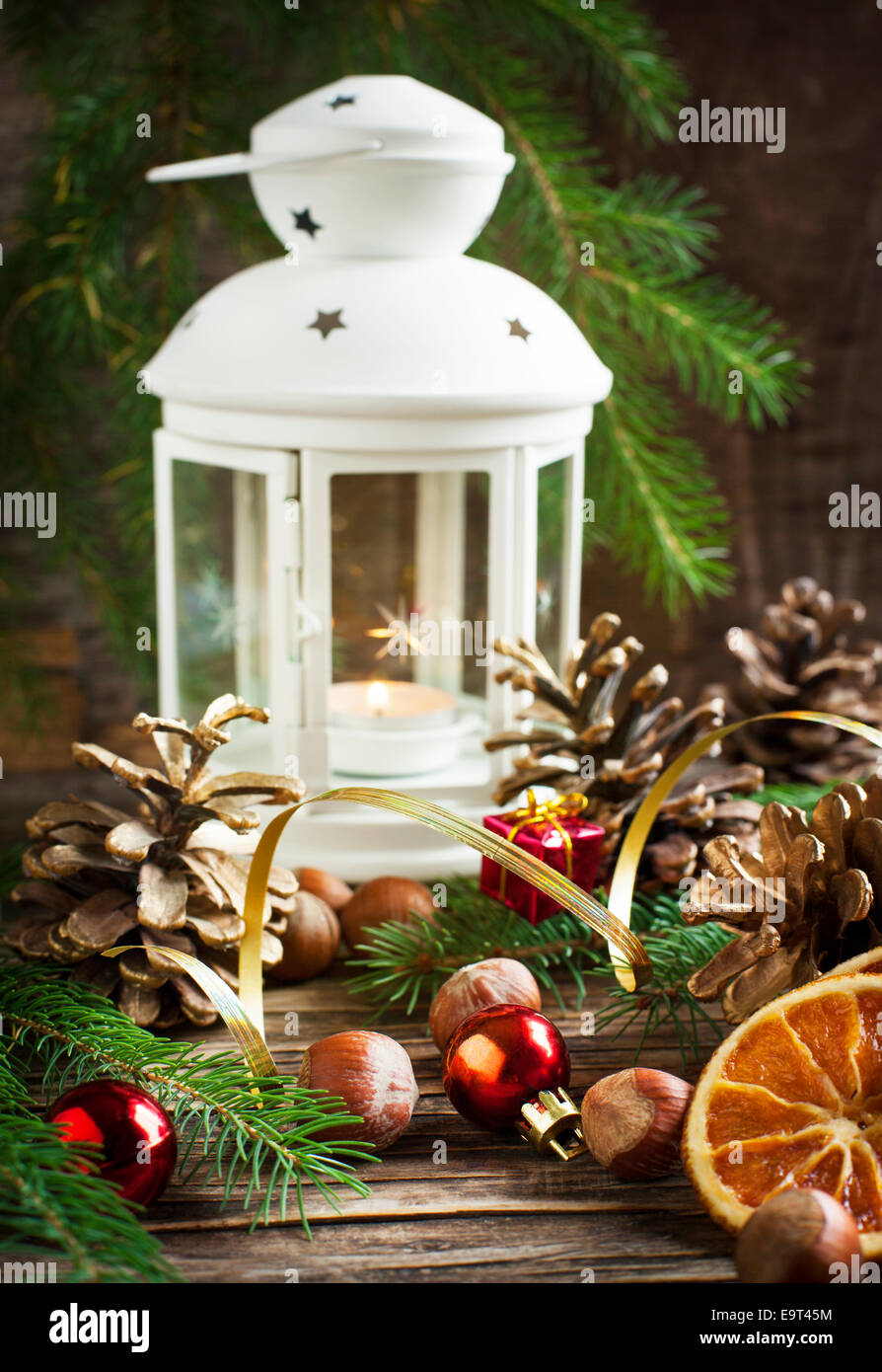 Composition de Noël avec une bougie et des pommes de pin. Banque D'Images