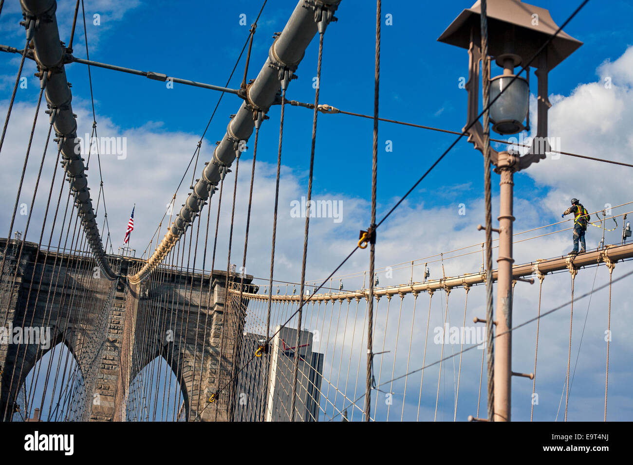 Travailleur de la construction sur le pont de Brooklyn Banque D'Images