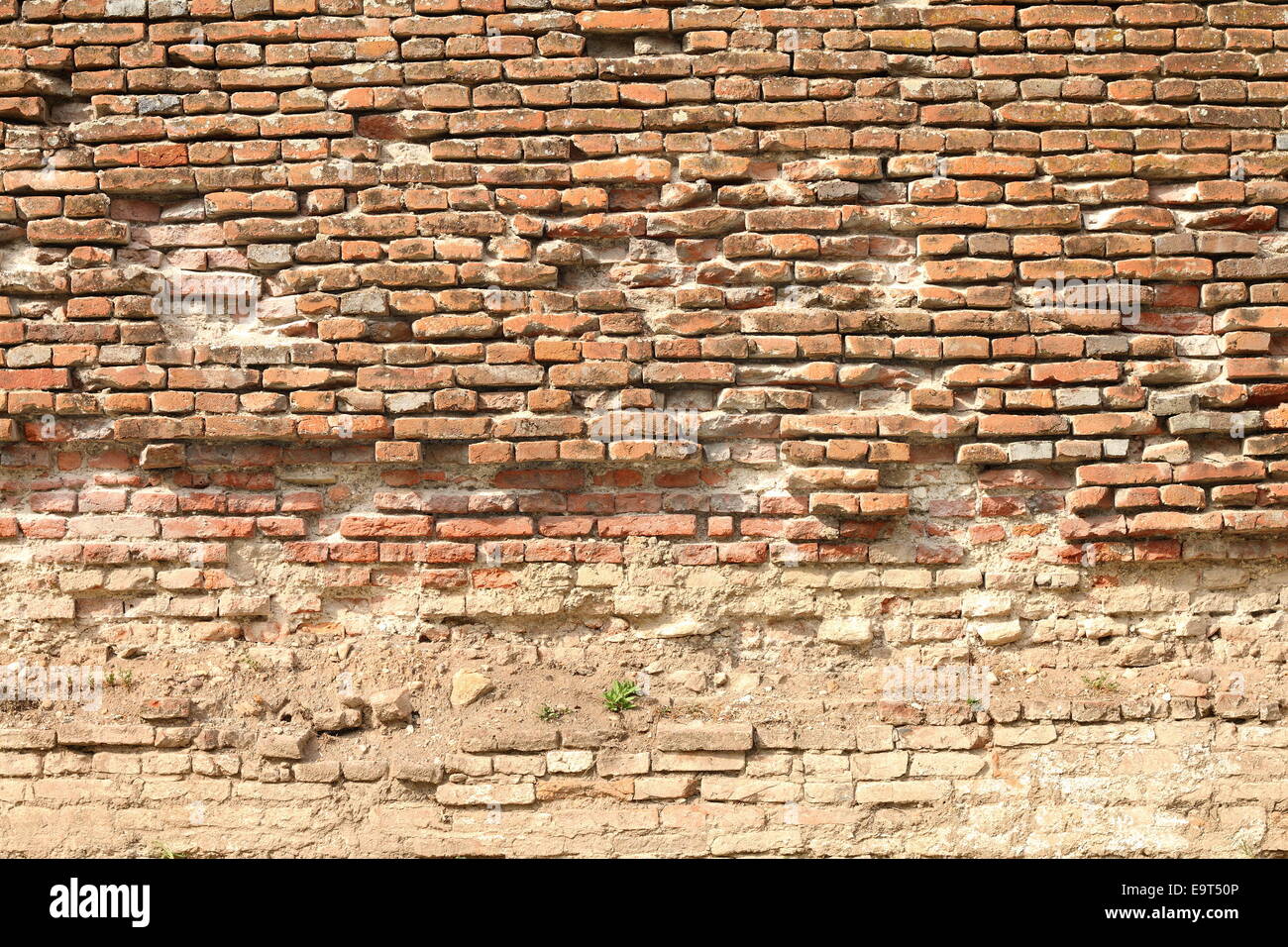 Briques fissurées sur l'ancienne forteresse, la texture du mur intéressant pour votre conception Banque D'Images