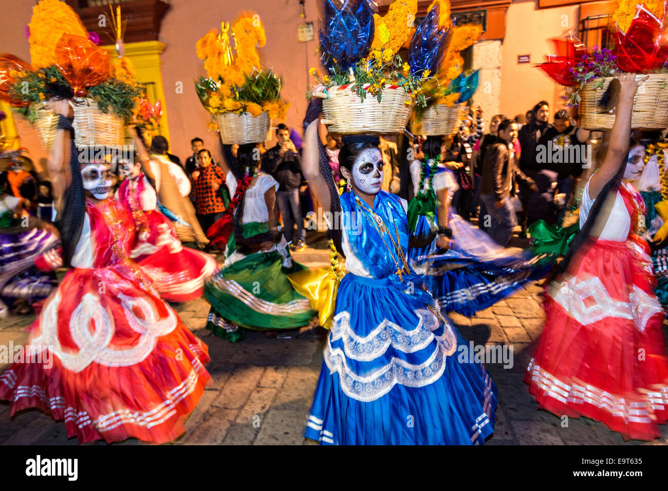 Lors d'une Comparsa danseurs costumés, ou un défilé pendant le jour de la Fête des Morts connus Lors d'une Comparsa danseurs costumés, ou un défilé pendant le jour de la Fête des Morts connus
