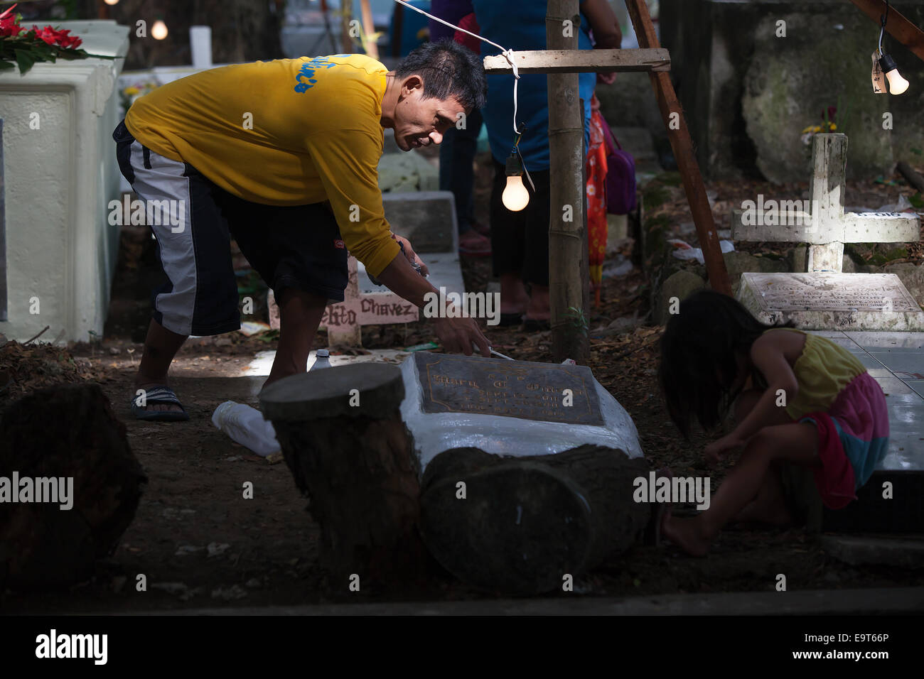 Tous les Jours Saints et toutes les âmes jour correspondant au 1er novembre et 2 novembre, respectivement, est l'une des périodes les plus pour les familles dans les Philippines, une journée du souvenir pour les proches du défunt.Les gens se rendront dans leurs milliers d'être avec leurs familles dans les provinces,visiter les cimetières de l'ensemble, le respect de ceux qui nous ont quitté par l'éclairage des bougies accompagnée par la prière. Dans de nombreux cas, l'Alimentation et boisson seront portées,coller des familles par la tombe d'un séjour tout au long de la journée. Banque D'Images