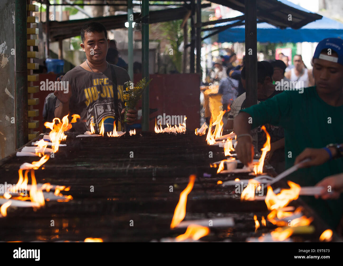 Tous les Jours Saints et toutes les âmes jour correspondant au 1er novembre et 2 novembre, respectivement, est l'une des périodes les plus pour les familles dans les Philippines, une journée du souvenir pour les proches du défunt.Les gens se rendront dans leurs milliers d'être avec leurs familles dans les provinces,visiter les cimetières de l'ensemble, le respect de ceux qui nous ont quitté par l'éclairage des bougies accompagnée par la prière. Dans de nombreux cas, l'Alimentation et boisson seront portées,coller des familles par la tombe d'un séjour tout au long de la journée. Banque D'Images