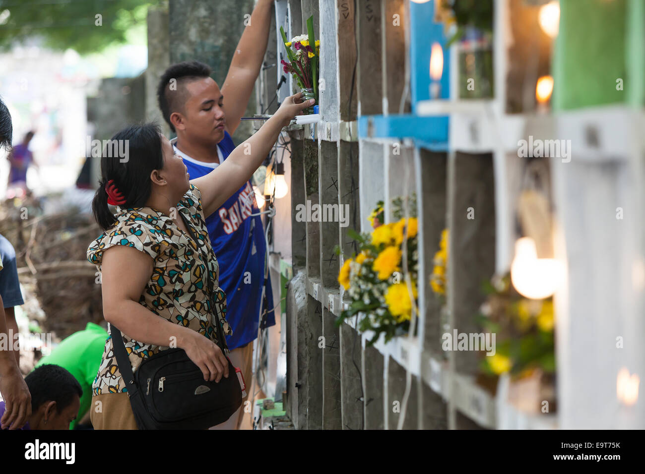Tous les Jours Saints et toutes les âmes jour correspondant au 1er novembre et 2 novembre, respectivement, est l'une des périodes les plus pour les familles dans les Philippines, une journée du souvenir pour les proches du défunt.Les gens se rendront dans leurs milliers d'être avec leurs familles dans les provinces,visiter les cimetières de l'ensemble, le respect de ceux qui nous ont quitté par l'éclairage des bougies accompagnée par la prière. Dans de nombreux cas, l'Alimentation et boisson seront portées,coller des familles par la tombe d'un séjour tout au long de la journée. Banque D'Images