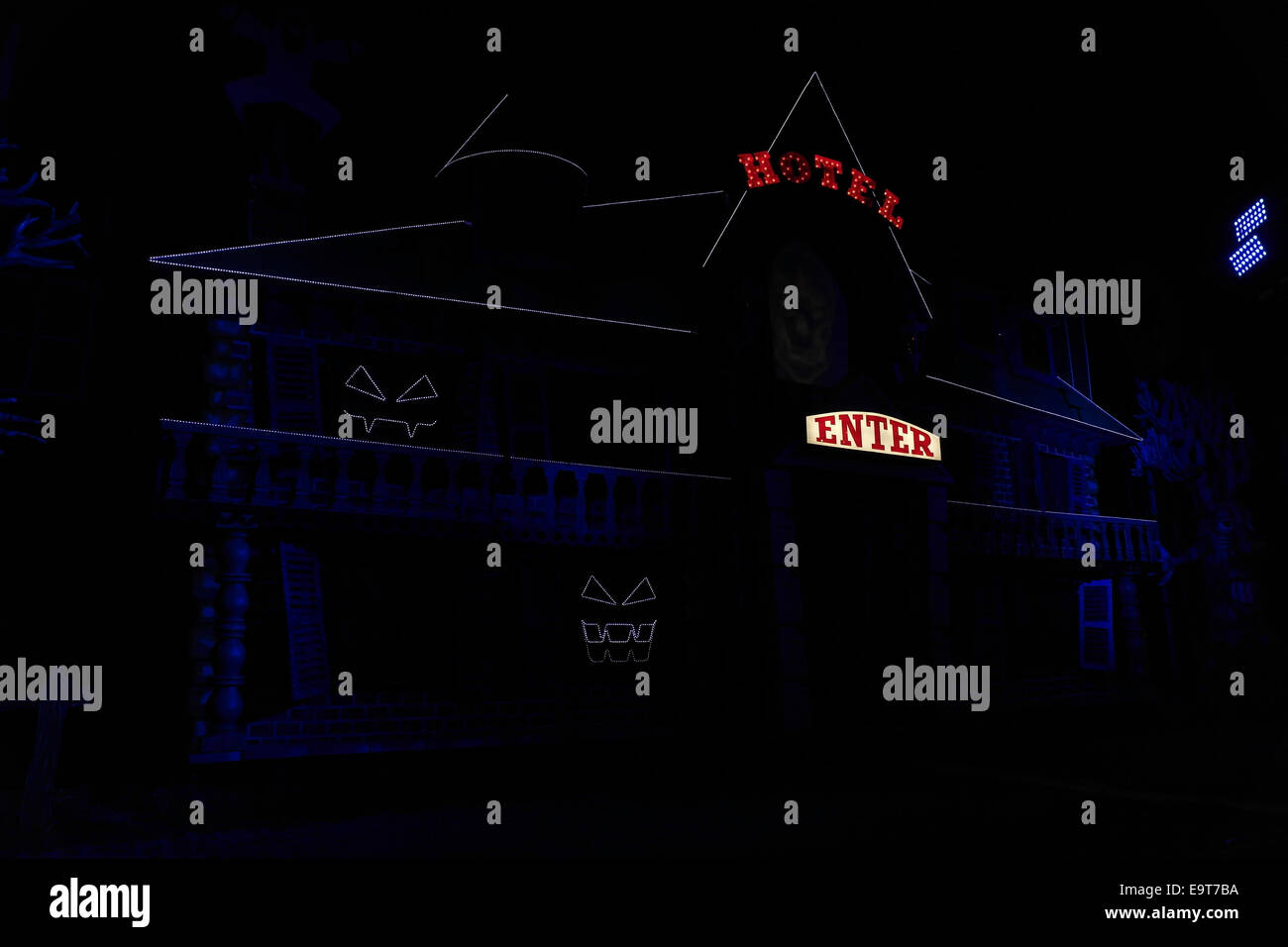 Vue de nuit lumières bleu néon blanc, toit de l'hôtel hanté avec des yeux jaune visage effrayant testament olographe, Blackpool Illuminations, UK Banque D'Images