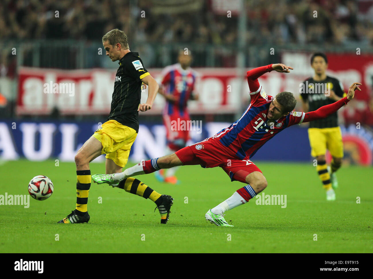 Munich, Allemagne. 1er novembre 2014. Thomas Mueller (R) du Bayern Munich rivalise pour la balle avec Sven Bender de Borussia Dortmund pendant leur première division allemande de football Bundesliga match à Munich, Allemagne, le 1 novembre 2014. Bayern Munich 2-1. Crédit : Philippe Ruiz/Xinhua/Alamy Live News Banque D'Images