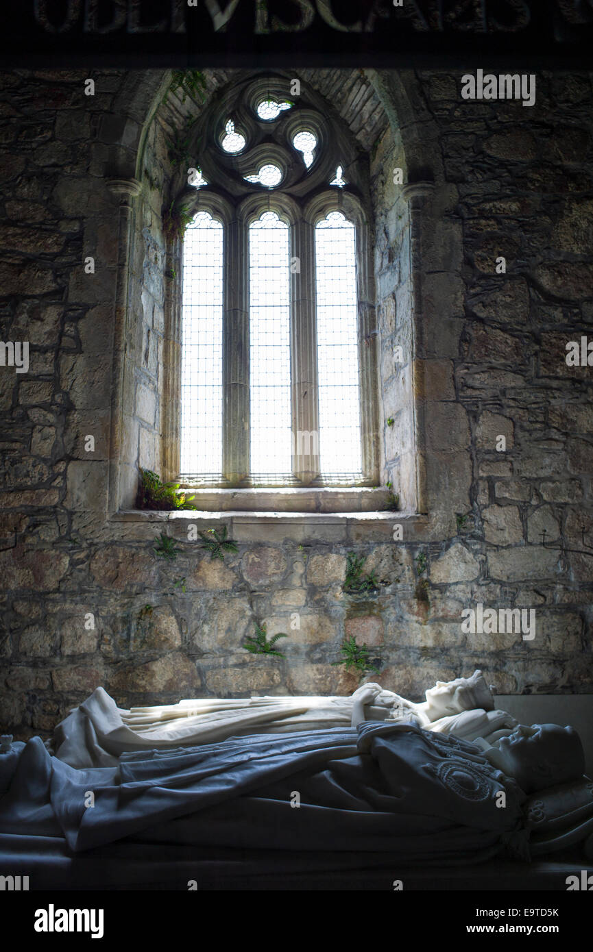 Tombes en marbre blanc du duc et de la duchesse d'Argyll, George Douglas VIII huitième Duc et épouse Ina, à l'intérieur de l'abbaye d'Iona Isle de Ion Banque D'Images