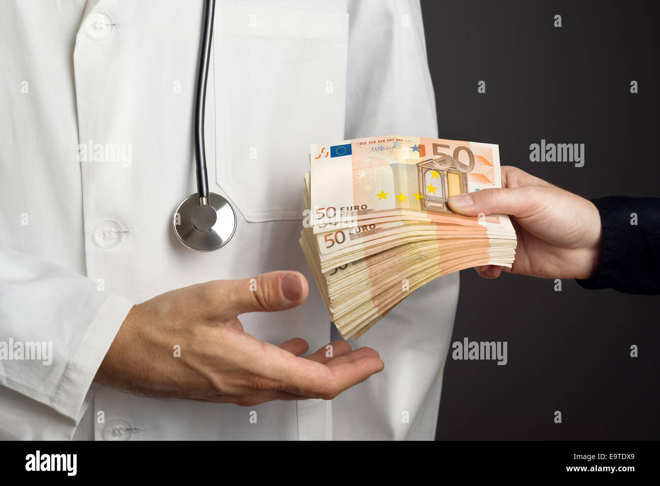La corruption dans l'industrie des soins de santé, Médecin recevant de grandes quantités de billets en euros, un pot-de-vin. Banque D'Images