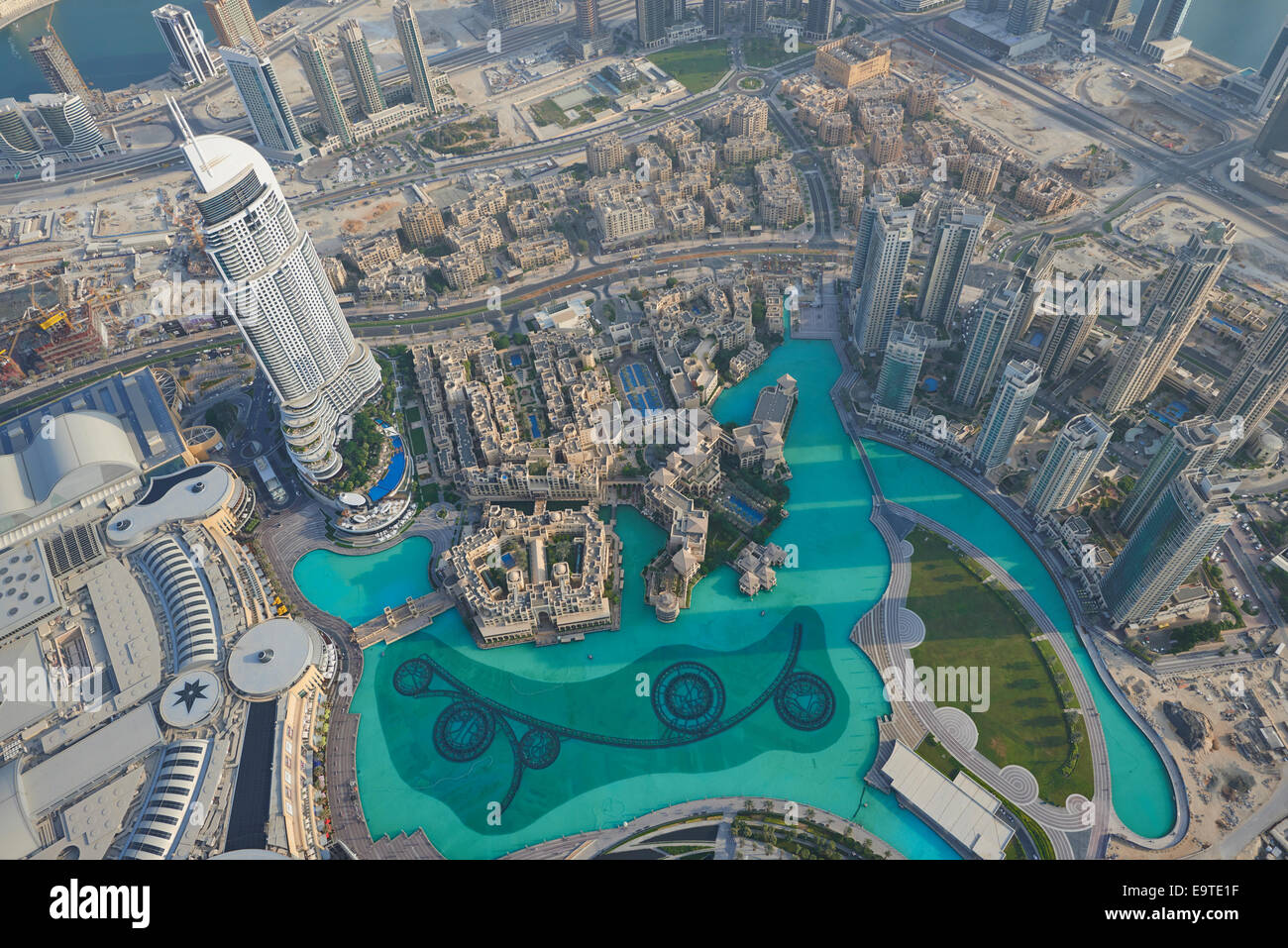 Vue sur Dubai à partir de la plate-forme d'observation la plus haute du monde à 555 mètres de haut niveau sur les 148 de la Burj Khalifa Dubaï ÉMIRATS ARABES UNIS Banque D'Images