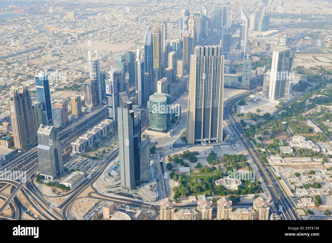 Vue sur Dubai à partir de la plate-forme d'observation la plus haute du monde à 555 mètres de haut niveau sur les 148 de la Burj Khalifa Dubaï ÉMIRATS ARABES UNIS Banque D'Images